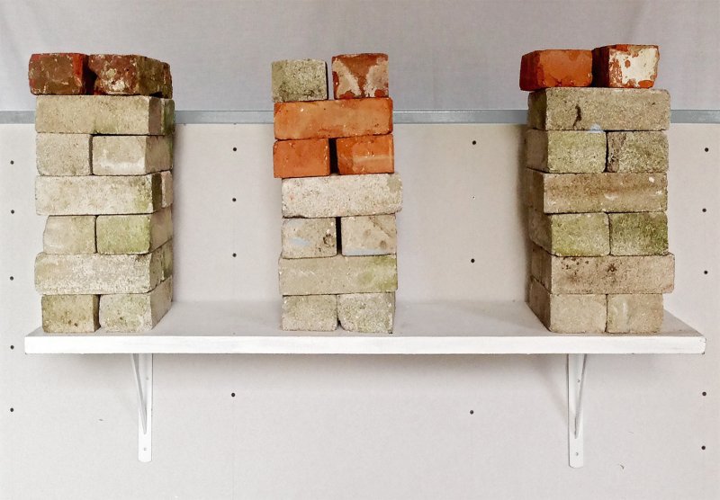 geefix-heavy-bricks-on-shelf-on-plasterboard